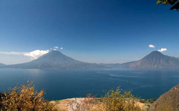 El lago Atitlán, invadido. 2