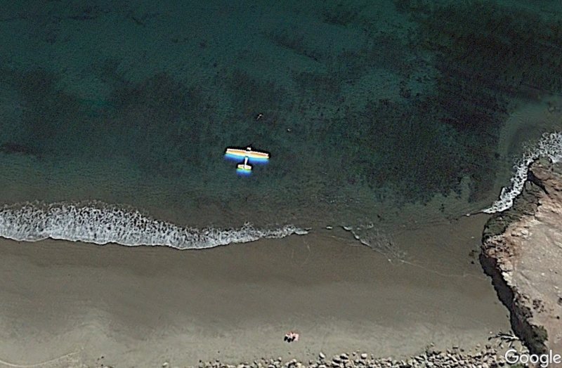 Avioneta volando en Santa Bárbara, California 1