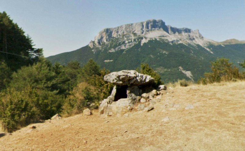 Dolmen de Tella (exterior) - Tella, un lugar embrujado  - Pirineos, Huesca