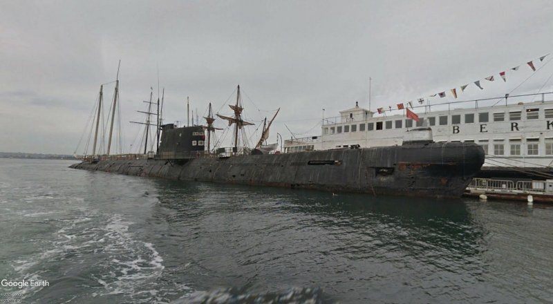 Submarino en el puerto de San Diego en 3D 2