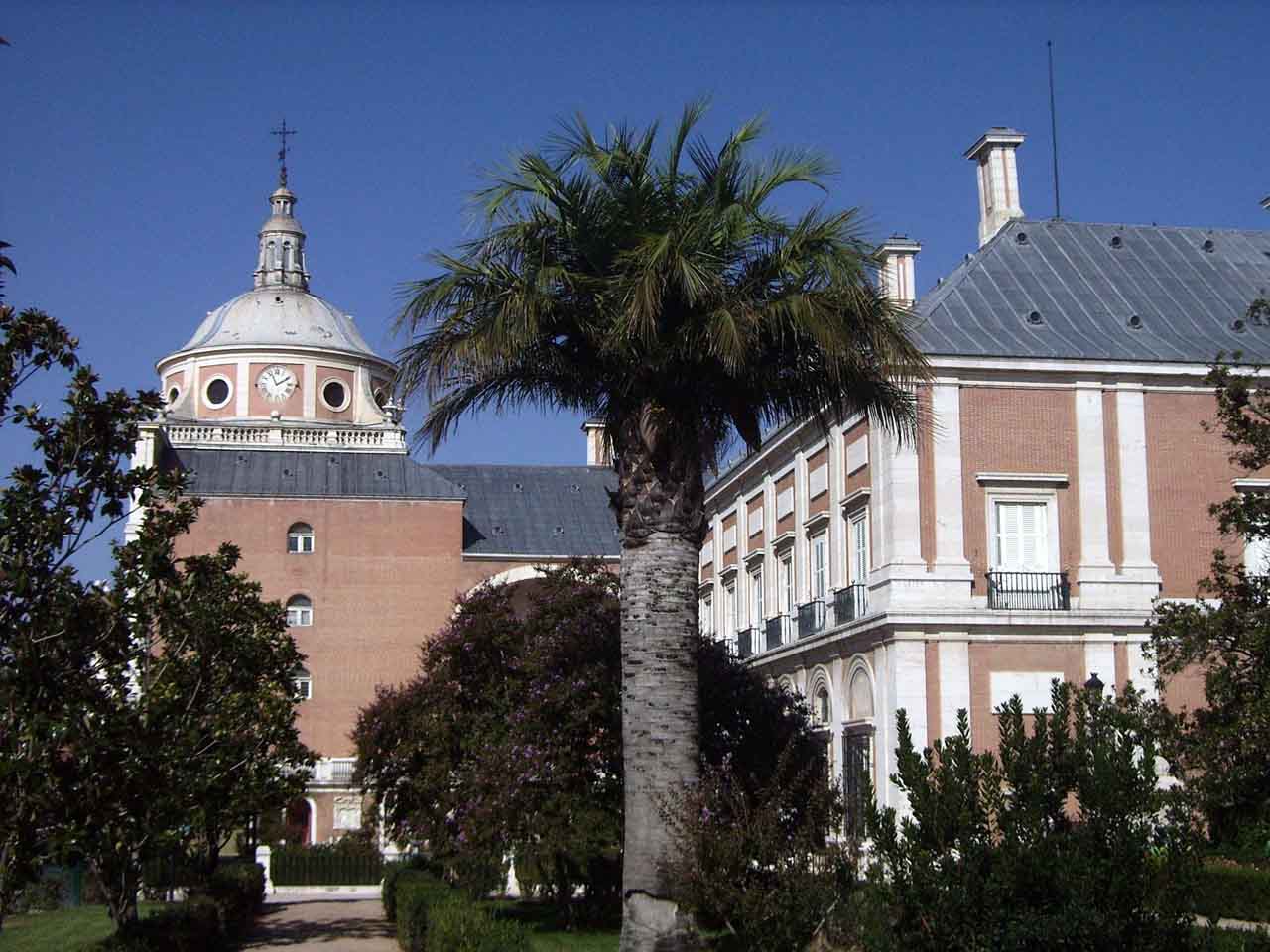 otra vista del palacio - Fuentes de Aranjuez