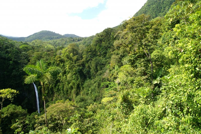 Volcan Arenal con las cascada de La Fortuna - Parque Nacional Volcán Arenal, Costa Rica