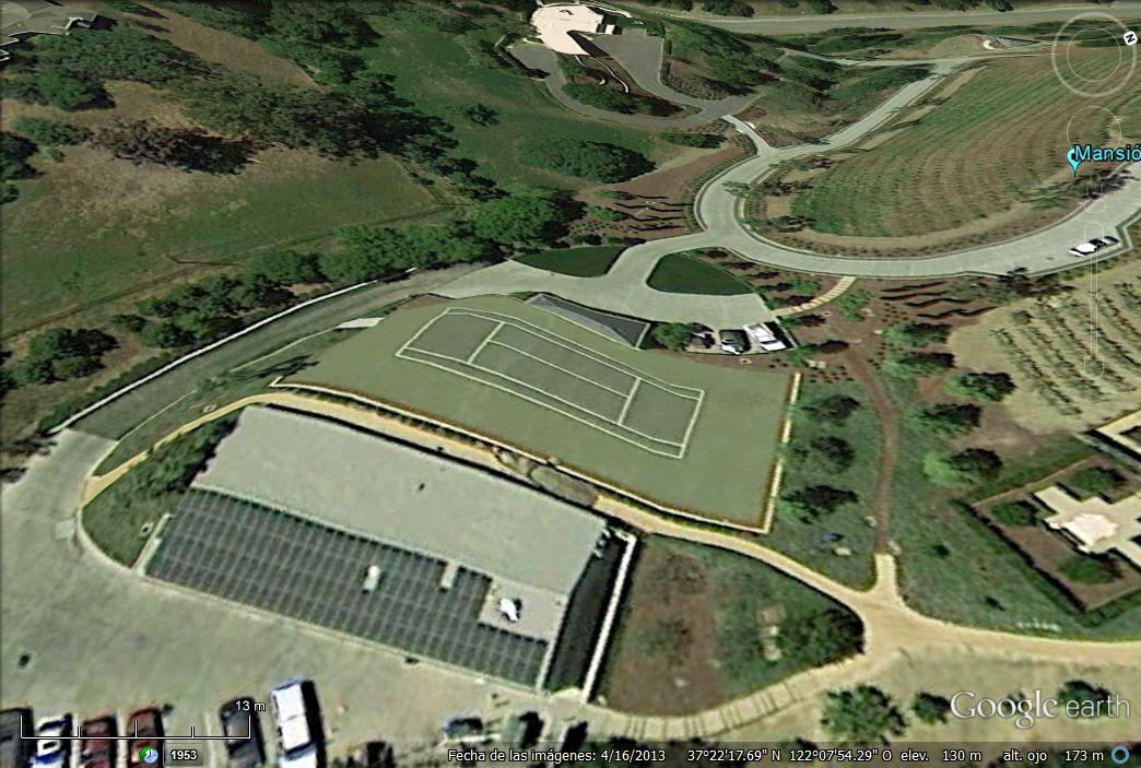 Pista de tenis arrugada - Casas de los Famosos