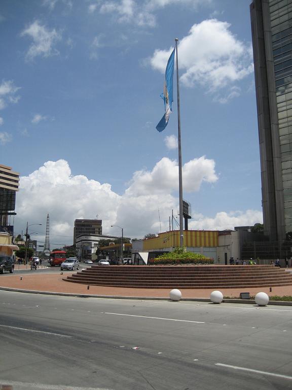 Bandera en la Plaza del 11 de marzo, Guatemala 1