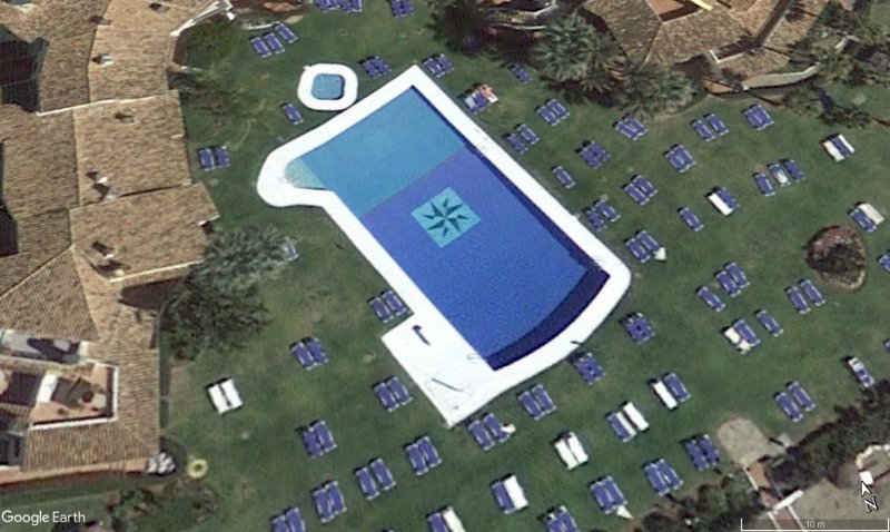 Piscina con rosa de los vientos Costa del Sol 1 - Piscina con árbol dentro, Italia 🗺️ Foro General de Google Earth