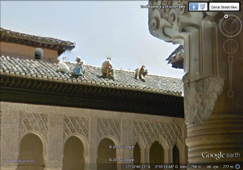 Operarios arreglando el tejado de la Alhambra (Streetview) 1