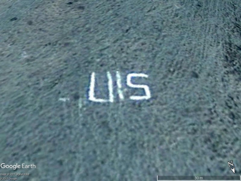 Marca en el suelo con palabra "Uis" en Namibia 1 - Cartel de Vida en Bogota 🗺️ Foro General de Google Earth