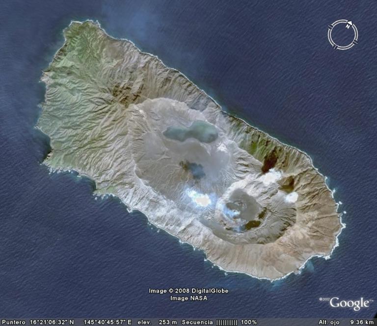 Volcan Anatahan en las islas Marianas