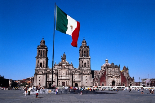 Gigantesca bandera mexicana ubicada en plaza El Zocalo D.F 0