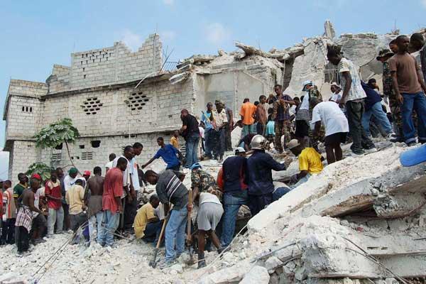 100 niños muertos en escuela de Haiti 0