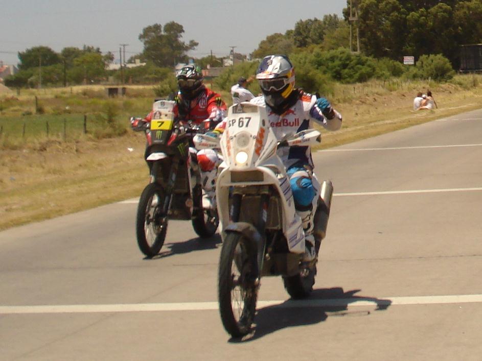 Motos bramando en Picada a mas de 130 por Bahia Blanca 2 - Curioso Camion Bombero de Org. Dakar 2012 🗺️ Foro Deportes y Aficiones