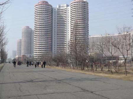 Avenida Kuangbok, Pyongyang, Korea del Norte 1