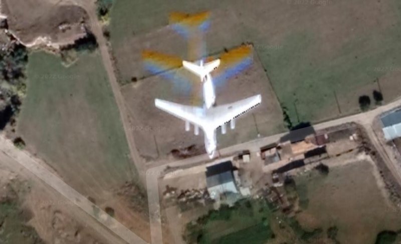 Avión volando en las cercanía de Gyumri, Armenia 2