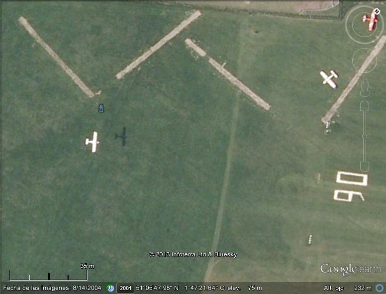 avion aterrizando en old sarum airfield.jpg