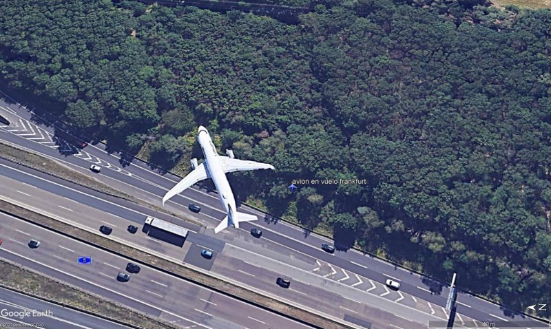 Avión volando cerca de Frankfurt 0