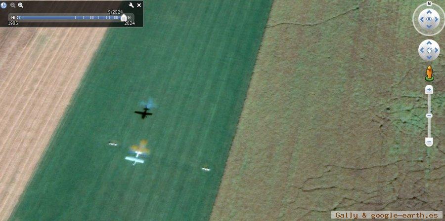 Avioneta despegando con tripe sombra! 1 - Avioneta volando en Seitenstetten Airport, Austria 🗺️ Foro General de Google Earth