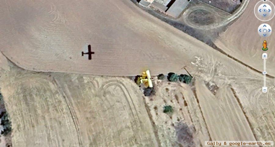 Avioneta volando en Aeródromo de Camarenilla 1