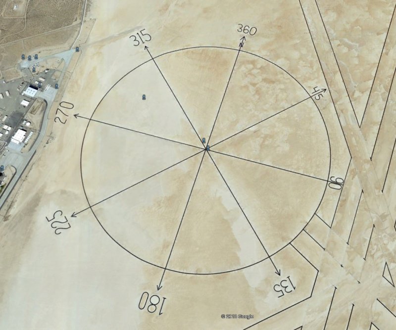Brújula gigantesca en la  base aérea de Edwards 1 - Dibujos o figuras gigantes en la superficie de la Tierra