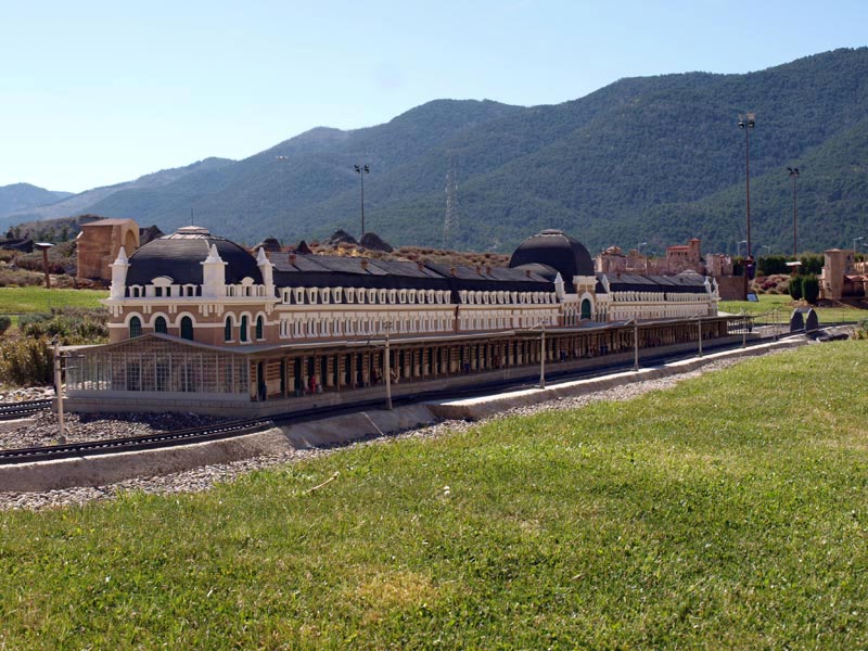 Estación internacional de ferrocarril de Canfranc - Pirenarium, los Pirineos en miniatura