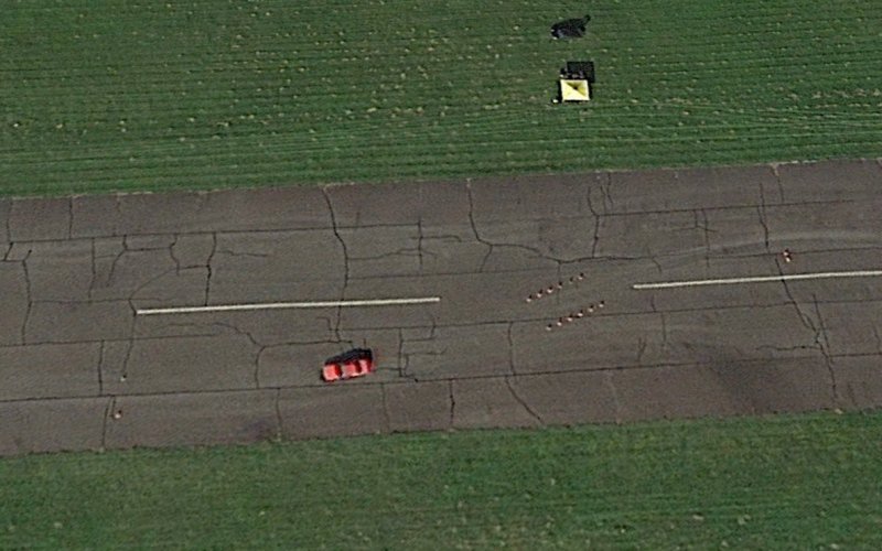 Prueba de coches en una pista para aviones en Alemania 1 - Campos de tiro en Alaska 🗺️ Foro Deportes y Aficiones