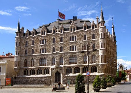 Casa Botines, Plaza San Marcelo, León, Castilla y León 0