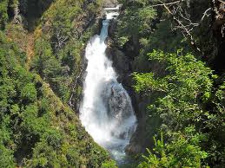 Cascada Chachin - Hua Hum, Neuquén, Argentina 0