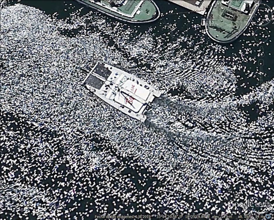 Cartel sobre un catamaran 0 - TABLERO DE AJEDREZ ESPERANDO RESPUESTA DEL UNIVERSO 🗺️ Foro General de Google Earth