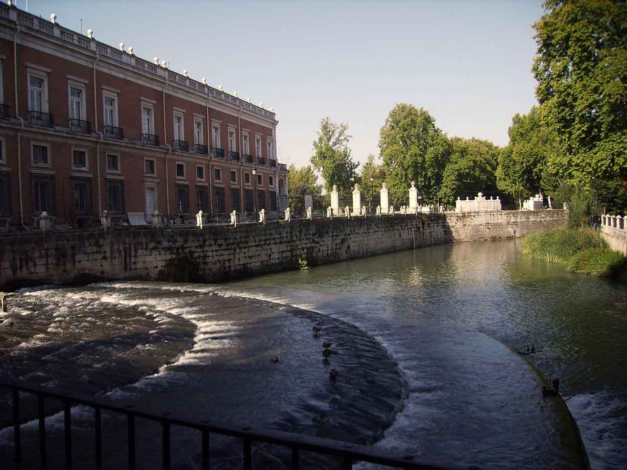 vista del palacio desde el jardin - Fuentes de Aranjuez