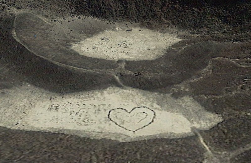 Corazón dibujado en el cráter del volcán Amboy (Arizona) 1 - Dibujos o figuras gigantes en la superficie de la Tierra