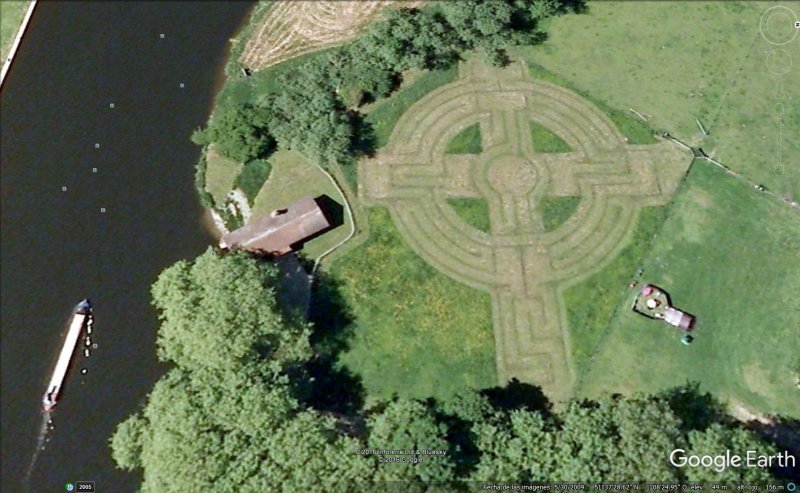 Gigantesca Cruz celta, Reino Unido 1 - Aviones dibujados - Zhoushan, China 🗺️ Foro General de Google Earth