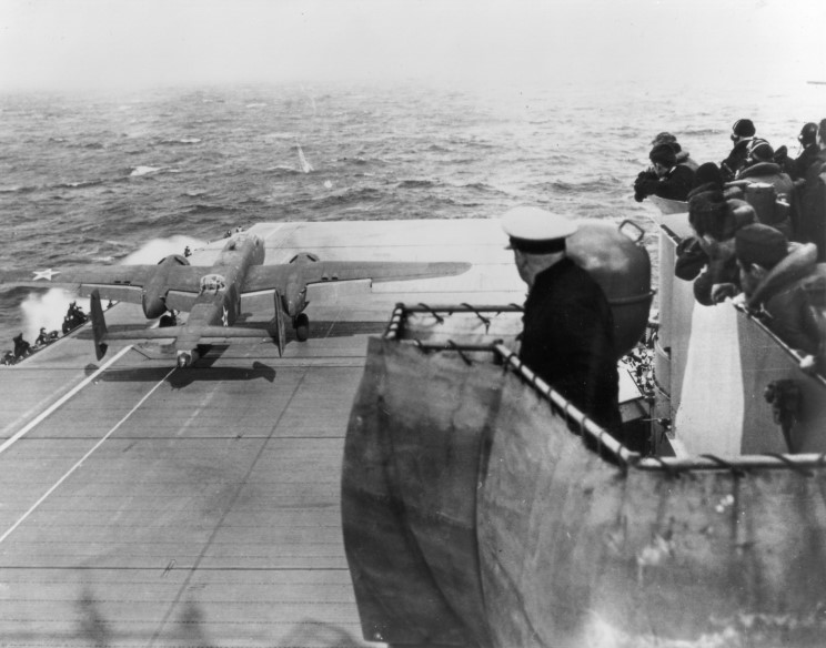 Despegue desde el uss Hornet - Aviones Militares y de Guerra