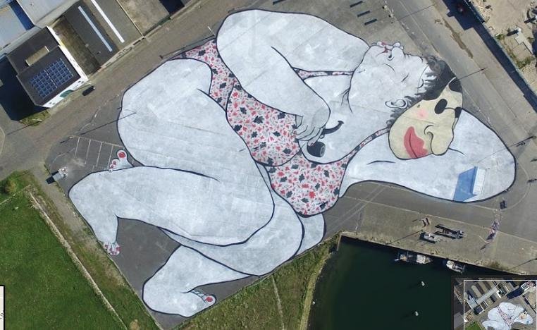 Figura gigante junto a Fort Napoleon en Ostende, Bélgica 2 - Dibujos o figuras gigantes en la superficie de la Tierra