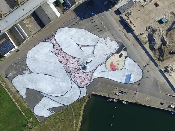 Figura gigante junto a Fort Napoleon en Ostende, Bélgica 1 - Dibujos o figuras gigantes en la superficie de la Tierra