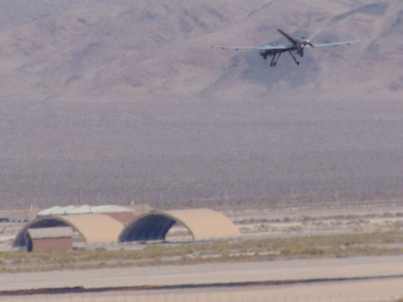 Dron aterrizando en Indian Springs (Nevada) - UAV, Drones: Aviones no tripulados cazados con Google Earth