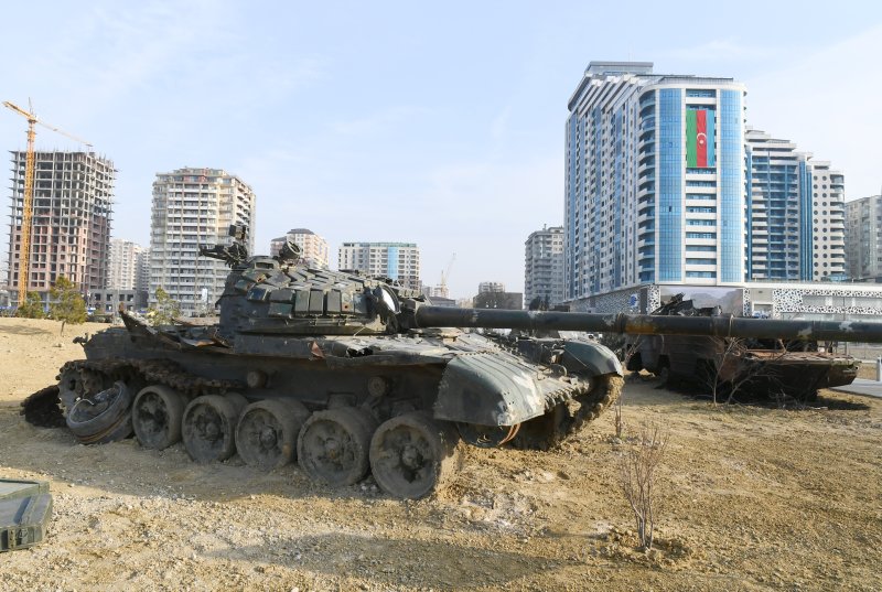 Parque de Trofeos Militares en Bakú, Azerbaiyán 2 - Cementerios y depósitos de Tanques