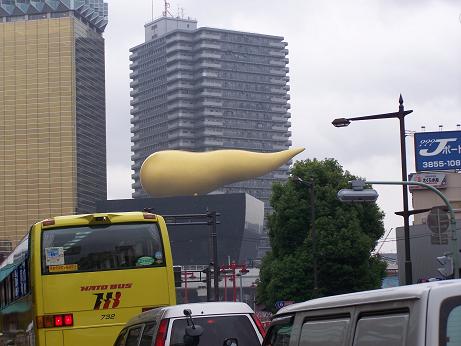 Espermatozoide gigante sobre Tokio