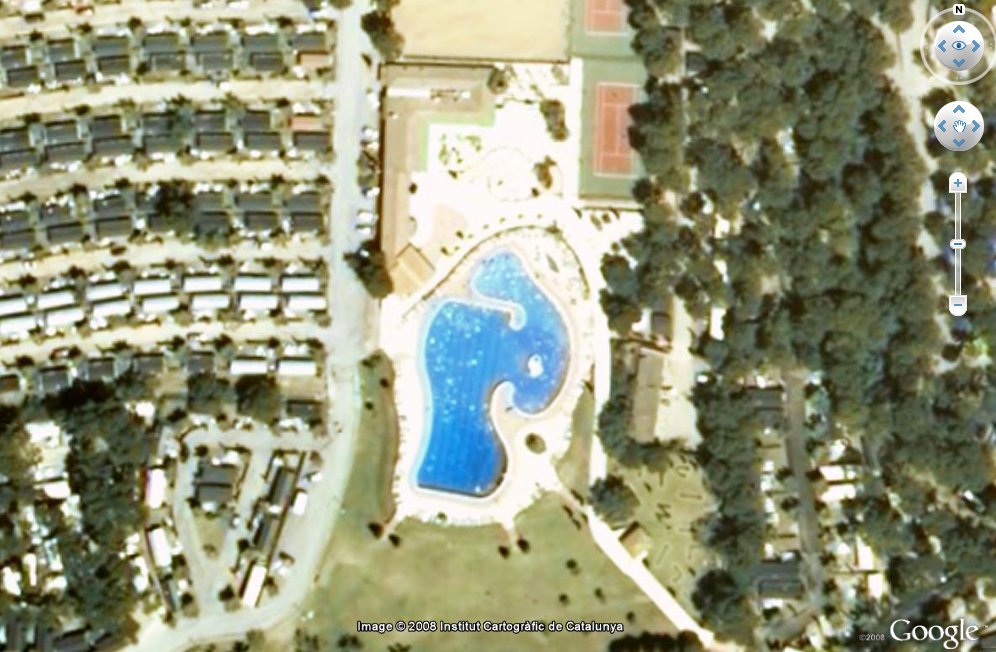 parece un marciano! - Piscina con forma de Guitarra en Sancti Petri 🗺️ Foro General de Google Earth