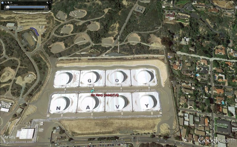 Mensaje "Go Navy" sobre unos depósitos de combustible 0 - Bandera EAU pintada en una ladera 🗺️ Foro General de Google Earth