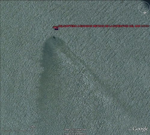 Helicóptero en vuelo rasante sobre el agua 0