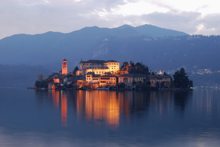 Isla de San Giulio, Novara, Italia 0