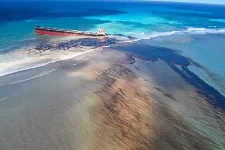 Emergencia ambiental en islas Mauricio por barco petrolero 1