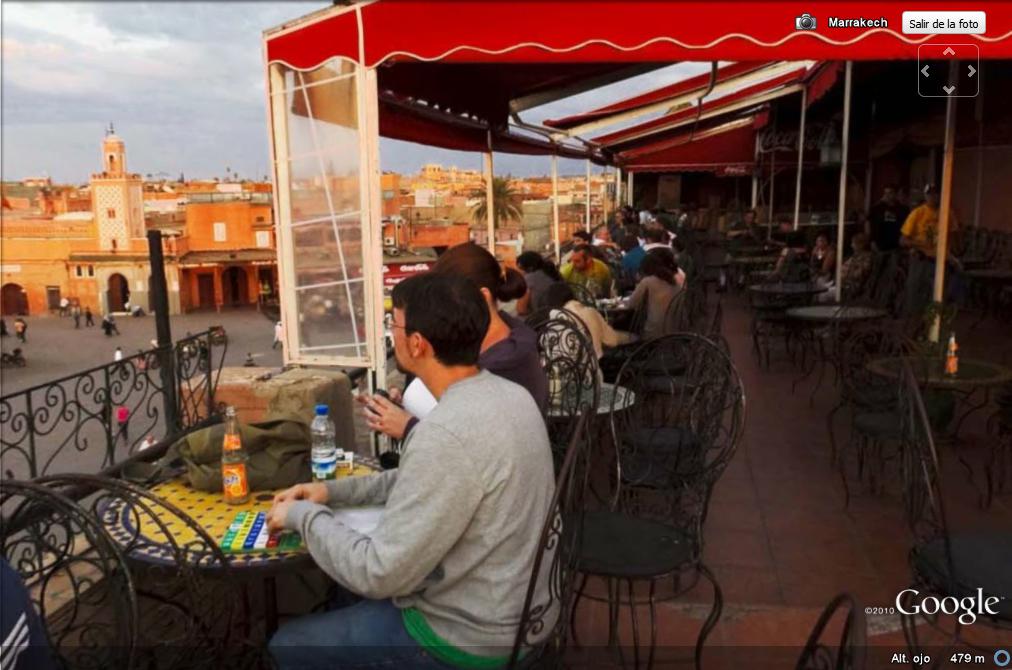 Vista de la Plaza Jemaa el Fna desde la terraza de una cafetería frecuentada por turistas