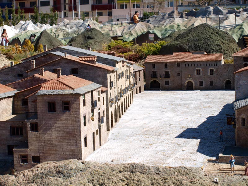 Plaza Mayor de L'Aínsa - Pirenarium, los Pirineos en miniatura