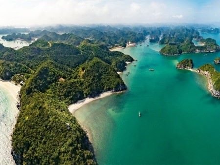 Lan Ha Bay, Vietnam 0