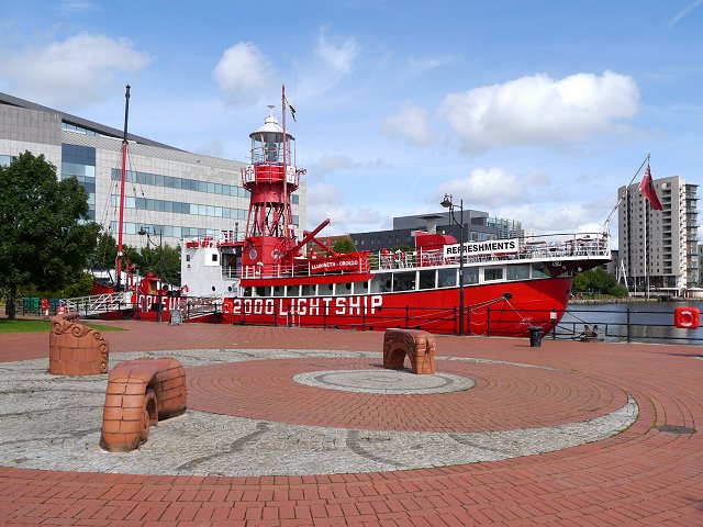 Esta imagen es del PUERTO DE CARDIFF en el 2010 - Barcos Faros, Lightvessel o Lightship