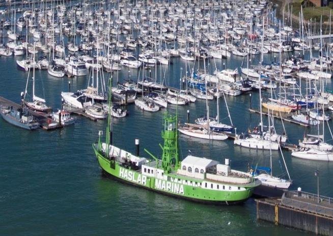 El barco en puerto con las letras blancas con el nombre del club de la marina