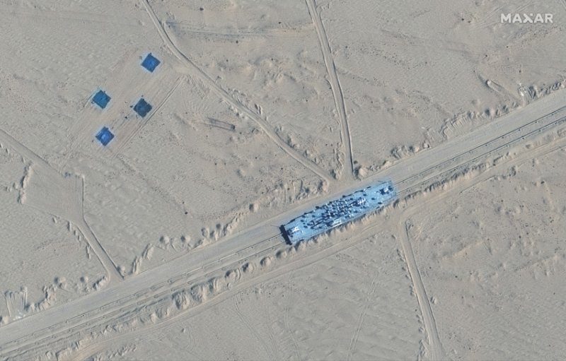 Portaaviones navegando por el desierto de Mongolia - misiles 0 - El Área 51 China - Base secreta de Ruoqiang, Xinjiang