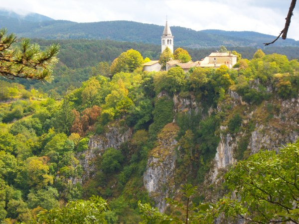 Iglesia de Maravun, sobre la dolina que da entrada a la cueva. - Grutas de ŠKOCJAN - Eslovenia