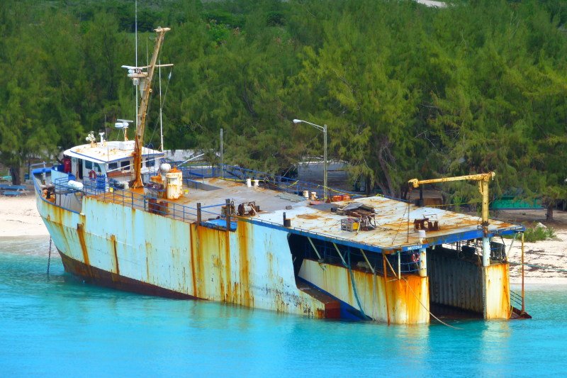 Mega One Triton, Islas Turcas 2 - Barco abandonado Armada Mandiri 🗺️ Foro General de Google Earth
