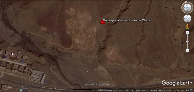 Mensaje en Marciano sobre las colinas de China 0 - Sonrisas en el desierto vistas con Google Earth 🗺️ Foros de Google Earth y Maps